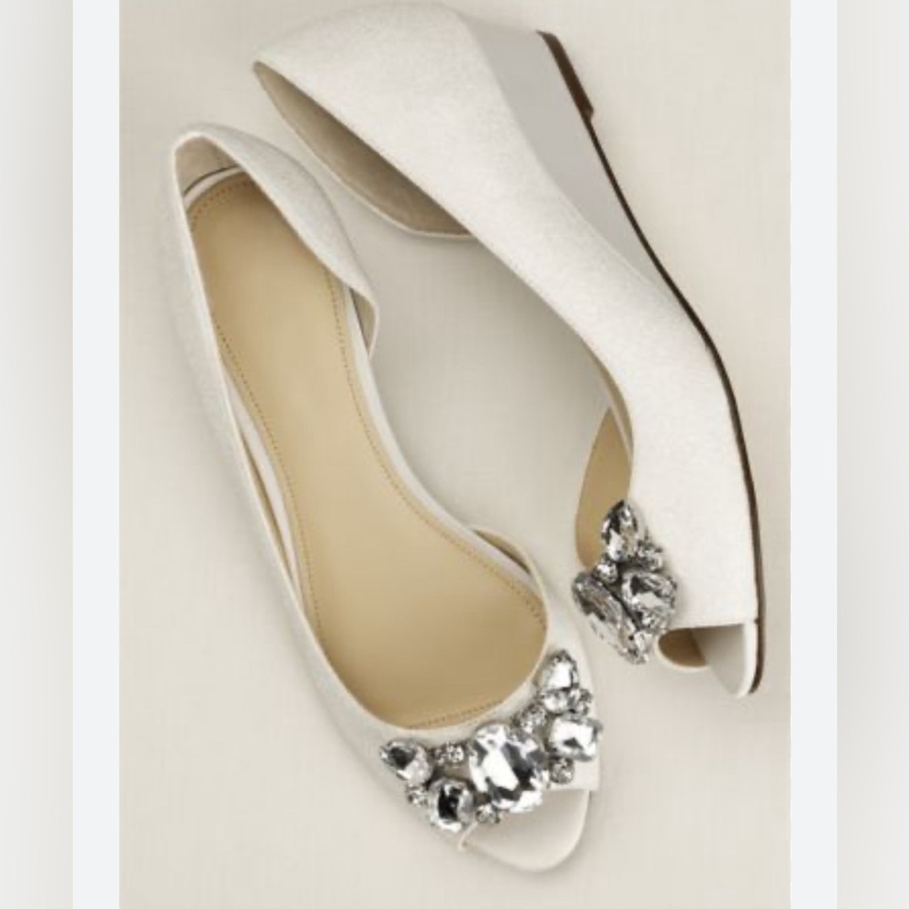 TOUCH OF NINA REETA WHITE CREAM CRYSTAL EMBELLISHMENT 1 1/4 HEEL SHOES